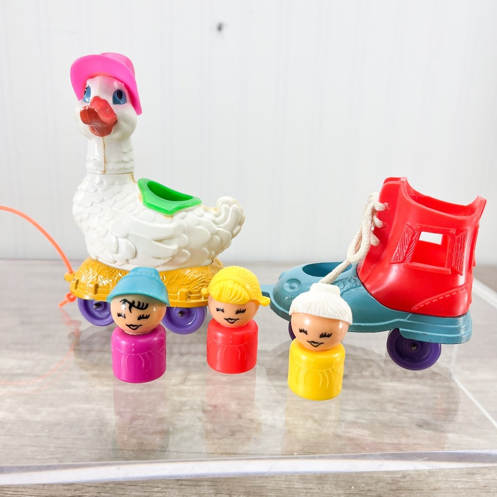 Vintage‎ Tootsietoy Mother Goose Pull Toy Red Boot Trailer and 3 Figures Set